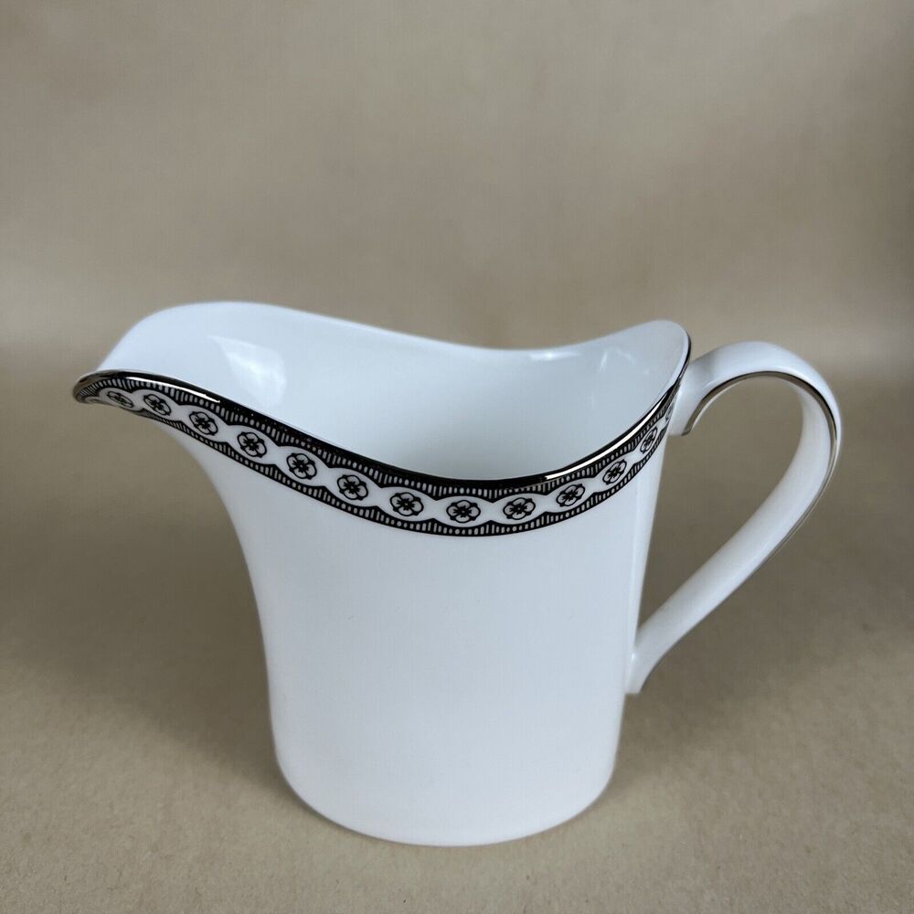 Wedgwood Contrasts bone china creamer Made In‎ England 1999